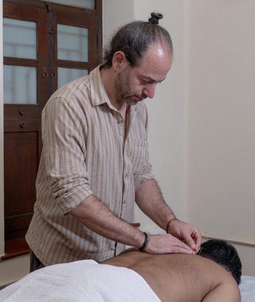 Acupuncture treatment with needles on the upper back
